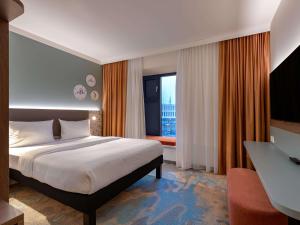 een hotelkamer met een bed en een raam bij ibis Styles Kiel City in Kiel