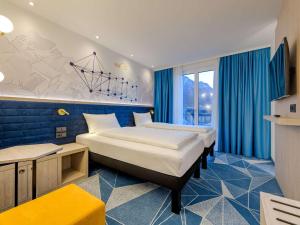 ibis Styles Bad Reichenhall客房内的一张或多张床位
