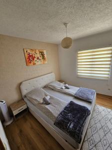 een slaapkamer met een bed en een raam bij Villa Horizont Mostar in Mostar