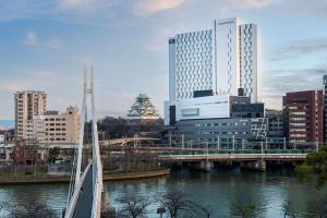 Výhled na řeku, která protéká v blízkosti hotelu