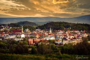 eine Stadtansicht einer Stadt mit Bergen im Hintergrund in der Unterkunft 1 Maja 76 in Jelenia Góra