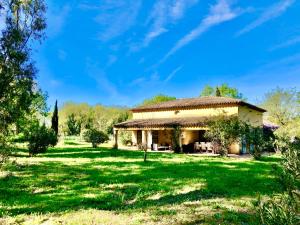 una casa en un campo con un patio verde en Terre de Sel, en Grimaud