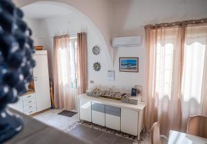 uma cozinha com uma mesa com queques em Ciuri Ciuri em Isola delle Femmine