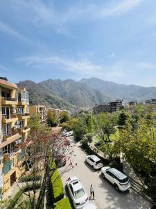 een stad met auto's geparkeerd op een parkeerplaats bij ALOHA DIVINE GANGES APARTMENTS with INFINITY POOL in Rishīkesh +2 foto's