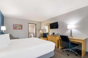 TV a/nebo společenská místnost v ubytování Econo Lodge Branson Theater District