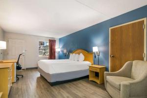 Postel nebo postele na pokoji v ubytování Econo Lodge Branson Theater District + 29 fotografií