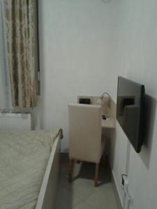 ein Schlafzimmer mit einem Bett und einem TV an der Wand in der Unterkunft Wing Apartman Jagodina in Jagodina