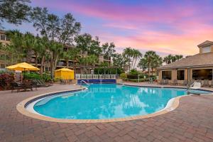 una piscina in un resort con tavoli e sedie di Hilton Vacation Club Aqua Sol Orlando West a Orlando