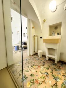ein Bad mit einer Dusche und einem Waschbecken in einem Zimmer in der Unterkunft VITA VIVET TRULLO in San Michele Salentino