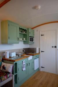 Η κουζίνα ή μικρή κουζίνα στο Enniskillen Shepherd Hut Blossom