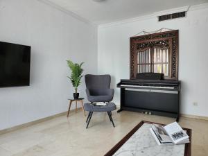 Μια τηλεόραση ή/και κέντρο ψυχαγωγίας στο CASABLANCA DUPLEX apartamentos