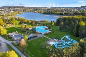 eine Luftaufnahme eines Resorts mit einem Wasserpark in der Unterkunft Clean and Modern - 25 Min to Oslo City & OSL in Lillestrøm