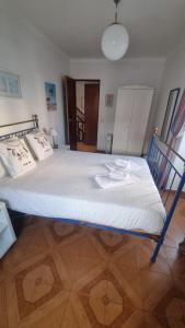 a large bed in a room with a white mattress at Refugio dos Lima in Ericeira