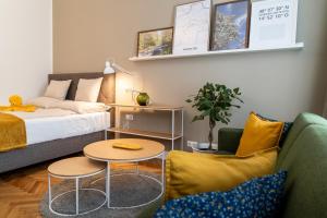 un soggiorno con un letto e un tavolo di twenty five - work & life Apartments ad Amstetten