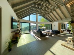 ein großes Wohnzimmer mit einer großen Glasdecke in der Unterkunft KissHaz in Sovata