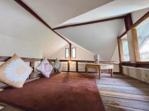 ein Zimmer mit Kissen und einem Tisch im Dachgeschoss in der Unterkunft Eve house koh kood in Ko Kood