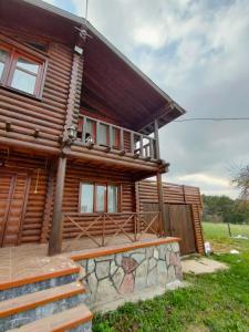 una baita di tronchi con portico e scale che vi condurranno a di Chalet's lake_Bolu Abant _log house a Piroğlu