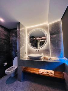 uma casa de banho com um lavatório e um espelho em Altstadt Hotel Schwanen em Waldshut-Tiengen
