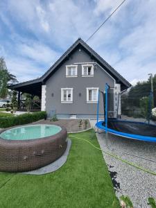 a house with a swimming pool in the yard at Wczasy nad Odrą-Darmowe Jacuzzi in Gozdowice