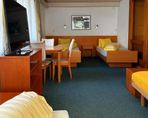 une chambre d'hôtel avec un lit et une salle à manger dans l'établissement Hotel Löwen, à Mönchaltorf