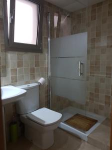 a bathroom with a toilet and a sink and a shower at Apartamento marítimo Benicarló 2 dormitorios con aparcamiento in Benicarló