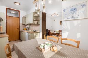 een keuken en een tafel in een kleine kamer bij Apartman Adriatic in Rijeka