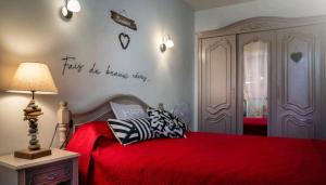 ein Schlafzimmer mit einem roten Bett mit einer roten Bettdecke in der Unterkunft Cassis centre- Entre Falaise et Port in Cassis