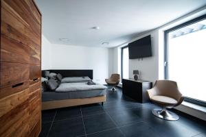 una camera con letto, scrivania e sedia di Blauer Stein Apartments WH6 a Pulheim