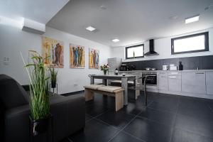 Kjøkken eller kjøkkenkrok på Blauer Stein Apartments WH6