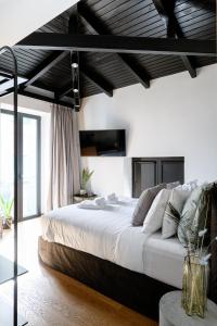 una camera da letto con un grande letto con lenzuola bianche di Snob Athens ad Atene