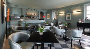 een restaurant met tafels en stoelen en een bar bij Hotel Cannero in Cannero Riviera
