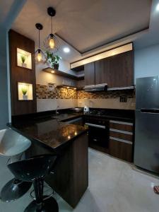 a large kitchen with a counter and a sink at Apartamento en condominio con piscina in Villavicencio