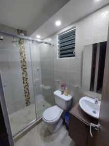 La salle de bains est pourvue d'une douche, de toilettes et d'un lavabo. dans l'établissement Apartamento en condominio con piscina, à Villavicencio
