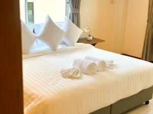 Postel nebo postele na pokoji v ubytování Botanic Boutique Hotel Surin Beach