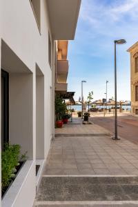 un marciapiede di fronte a un edificio con vista sull'oceano di Aelia Elegant Apartments a Kalamáta