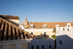 uitzicht op de daken van gebouwen in een stad bij Petite California Dos de Mayo in Sevilla