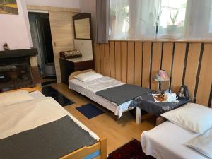 Cette chambre comprend deux lits et une table avec une lampe. dans l'établissement Kwatery Prywatne Hotelik, à Barczewo