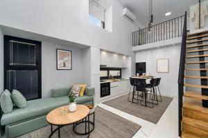 un soggiorno con un divano e un tavolo di Aelia Elegant Apartments a Kalamáta