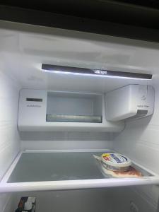 un frigorifero vuoto con dentro del cibo di Habitacion privada en un dúplex a Siviglia