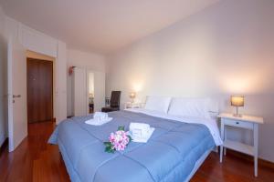 盧加諾的住宿－Sunlight，一间卧室配有一张大蓝色的床,床上有鲜花