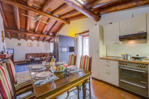 cocina y comedor con mesa y sillas en Ca' Pinina - Happy Rentals en Sonvico