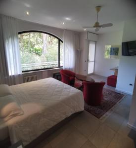 una camera con letto, scrivania e finestra di Hotel Valdor a Cavallino-Treporti