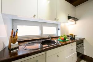 Köök või kööginurk majutusasutuses Melide Apartments - Happy Rentals