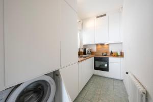 卡斯塔尼奧拉的住宿－Casa Daly - Happy Rentals，白色厨房内带洗衣机的厨房