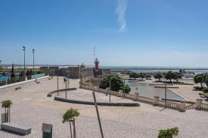 a parking lot with a skate park with a view of the ocean at RA FIGUEIRA DA FOZ in Figueira da Foz