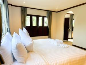 Postel nebo postele na pokoji v ubytování Botanic Boutique Hotel Surin Beach