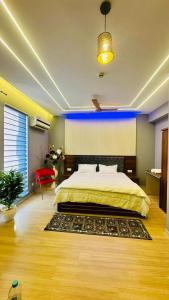 sypialnia z dużym łóżkiem i czerwonym krzesłem w obiekcie Star Comfort Inn w mieście Lucknow