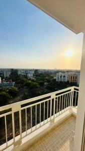 balcón con vistas a la ciudad en Star Comfort Inn, en Lucknow