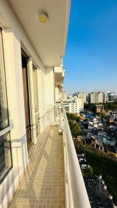 - Balcón de un edificio con vistas a la ciudad en Star Comfort Inn, en Lucknow