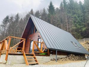 una grande cabina in legno con tetto in metallo di Wild Cabin a Malaia
